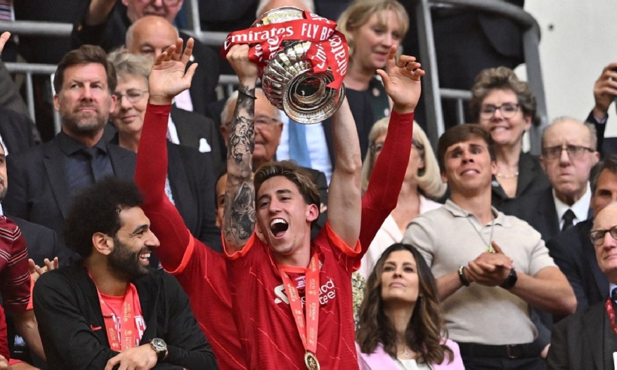 Ο Κώστας Τσιμίκας σηκώνει το Κύπελλο Αγγλίας με τη Λίβερπουλ
