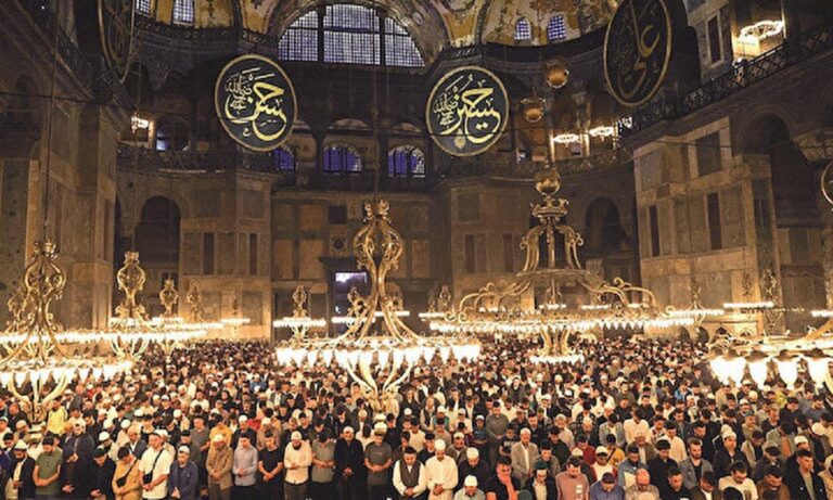 Τουρκία: Χιλιάδες Τούρκοι στην Αγιά Σοφια για να γιορτάσουν την Άλωση της Κωνσταντινούπολης