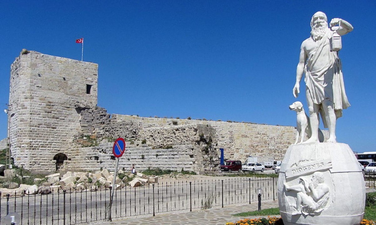 Ακόμη και ο φιλόσοφος Διογένης ενοχλεί τους Τούρκους που θέλουν να αφαιρέσουν το άγαλμά του στη Σινώπη επειδή λέει προσέβαλε τον λαό τους!