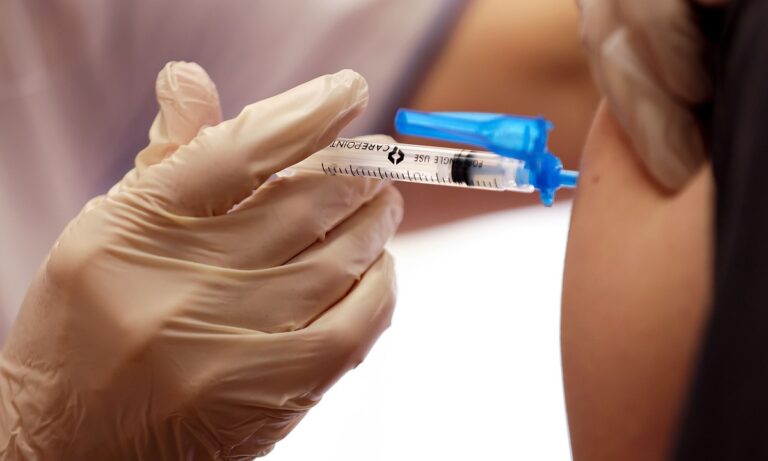 Ευλογιά των πιθήκων: Κι όμως εξετάζουν εμβολιασμό πολιτών παρά τις «χαλαρές» δηλώσεις