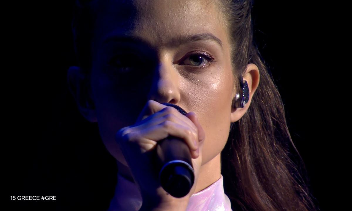 Eurovision 2022: Η Αμάντα είχε μια εξαιρετική εμφάνιση, αλλά υπήρξαν και λάθη. Ένα δικό της, ένα σκηνοθετικό. Η συζήτηση για τα άβαφα νύχια.