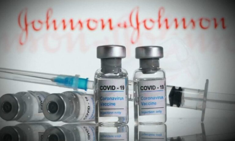 Κορονοϊός: Oι ΗΠΑ περιορίζουν το ποσοστό όσων μπορούν να εμβολιαστούν με το Johnson & Johnson, λόγω σοβαρού κινδύνου εμφάνισης θρομβώσεων.