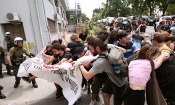 Οργή στο Twitter για τον σοβαρό τραυματισμό φοιτητή στη Θεσσαλονίκη από τα ΜΑΤ