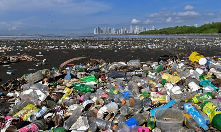 Πλαστικά: Μηχανικοί δημιούργησαν ένζυμα που τα διασπά σε λίγες ώρες!