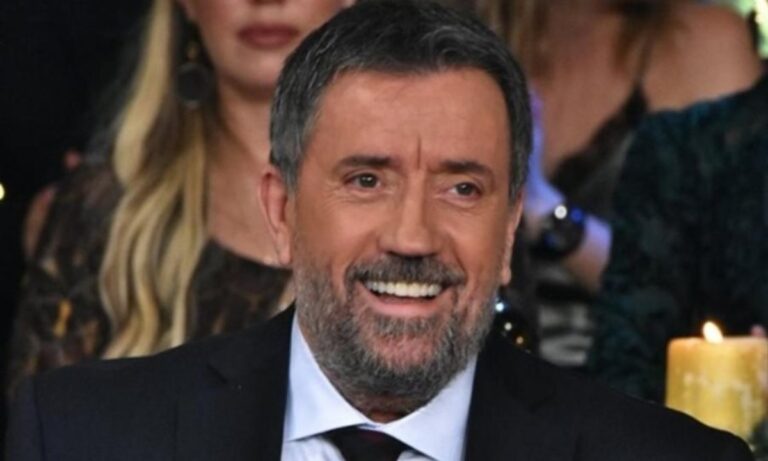 Στην ΕΡΤ επιστρέφει ο Σπύρος Παπαδόπουλος, ως πρωταγωνιστής σε καινούρια σειρά που θα προβληθεί την επόμενη σεζόν από τη δημόσια τηλεόραση.
