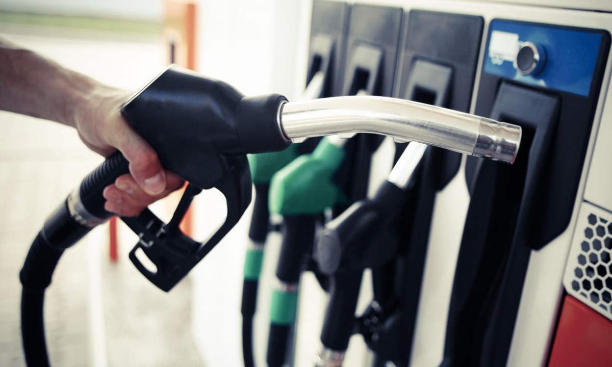 «Χρυσή» πληρώνουν τη βενζίνη οι Έλληνες με τα «ψίχουλα» του fuel pass – Πολύ πιο φθηνή στις γειτονικές χώρες