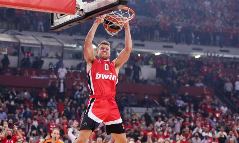 Ο Τόμας Γουόκαπ σε ρόλο Γιούρι Ζντοβτς