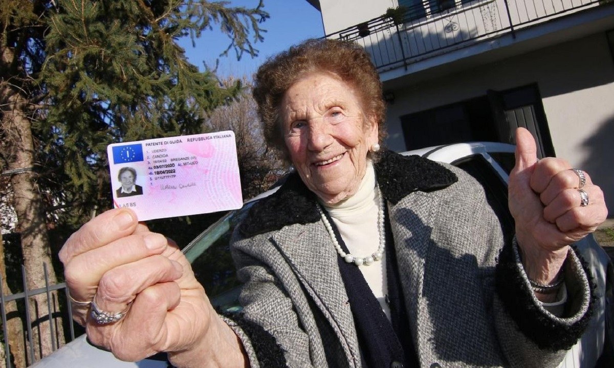 Η ηλικία είναι απλά ένας αριθμός και η 100χρονη Ιταλίδα Candida Uderzo πρέπει να το υποστηρίζει απόλυτα, αφού ανανέωσε το δίπλωμα οδήγησης!