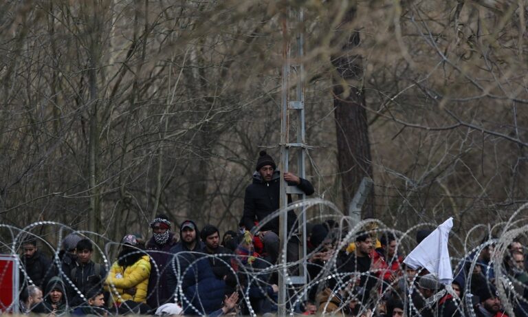 Ύποπτες ΜΚΟ στέλνουν μαζικά πρόσφυγες από την Τουρκία στην Ελλάδα