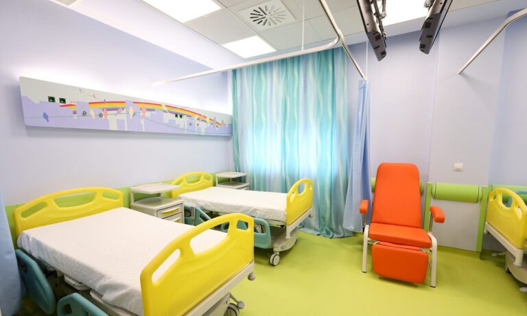 Τα παιδιατρικά νοσοκομεία πριν και μετά την ανακαίνιση του ΟΠΑΠ – Ο φακός αποκαλύπτει την εντυπωσιακή αλλαγή στις νοσηλευτικές μονάδες