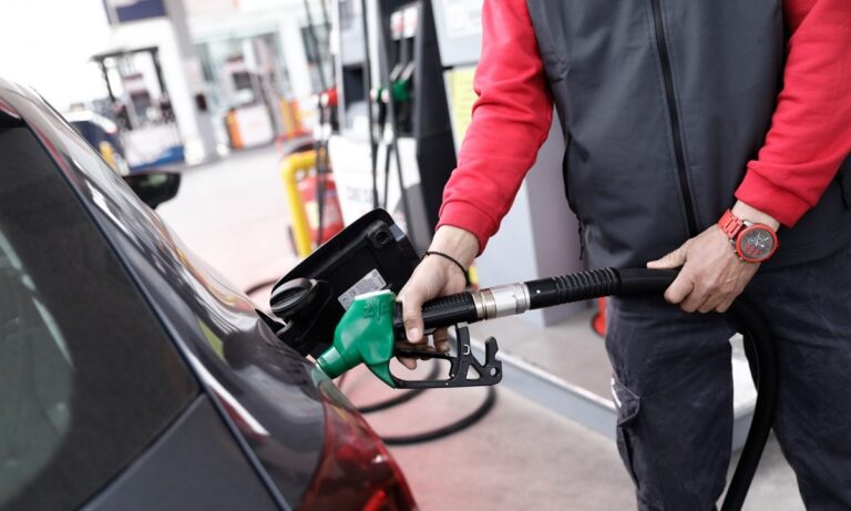 Στο... κόκκινο παραμένουν οι τιμές των καυσίμων παρά την πτώση των διεθνών τιμών του πετρελαίου.