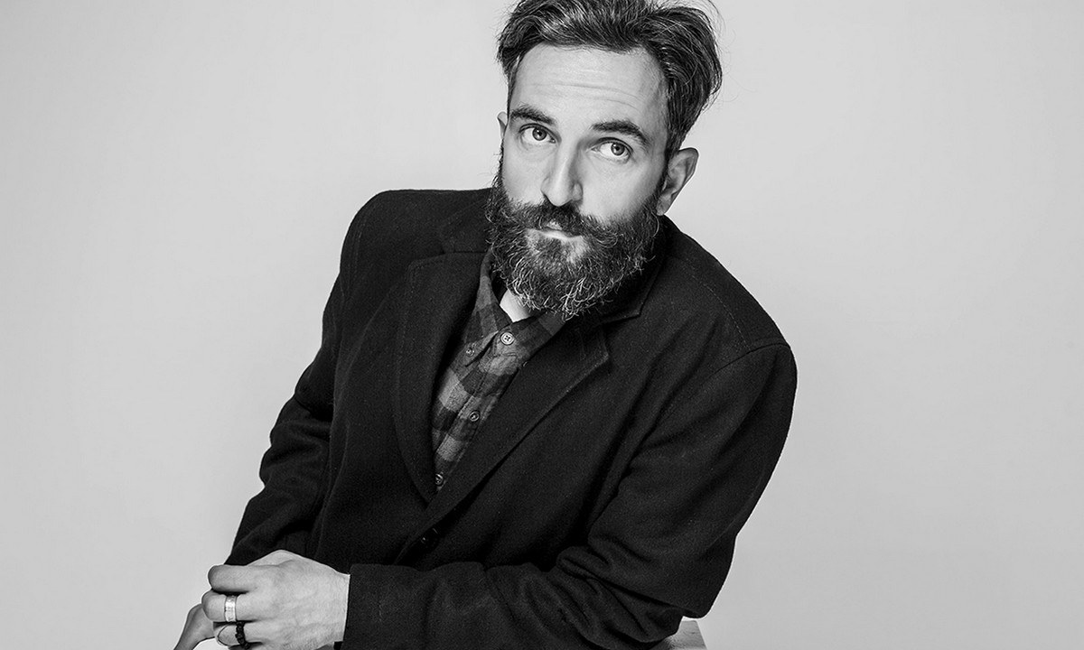 Άρης Σερβετάλης: Η απίστευτη μεταμόρφωση του για την παράσταση «Το Όνειρο ενός Γελοίου»