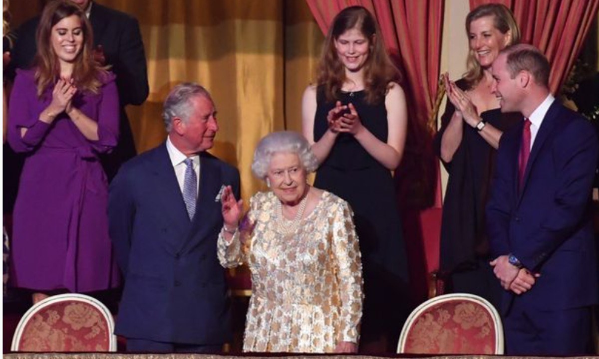 Δείτε τι έγινε μόλις ο πρίγκιπας Κάρολος είπε δημόσια μανούλα την Βασίλισσα Ελισάβετ