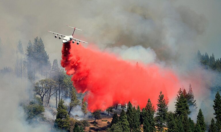 Fire retardant: «Νερό με χρώμα» θα ρίχνουν στις πυρκαγιές για να τις επιβραδύνουν