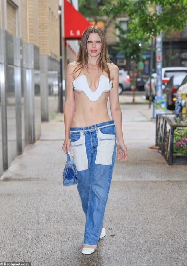 Τζούλια Φοξ: Ένα εντυπωσιακό μοντέλο κυκλοφόρησε με ιδιαίτερα ρούχα στους δρόμους της Νέας Υόρκης και τους άφησε με το στόμα ανοιχτό.