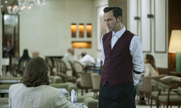 Ο Άρης Σερβετάλης στο Netflix με το αριστουργηματικό The Waiter