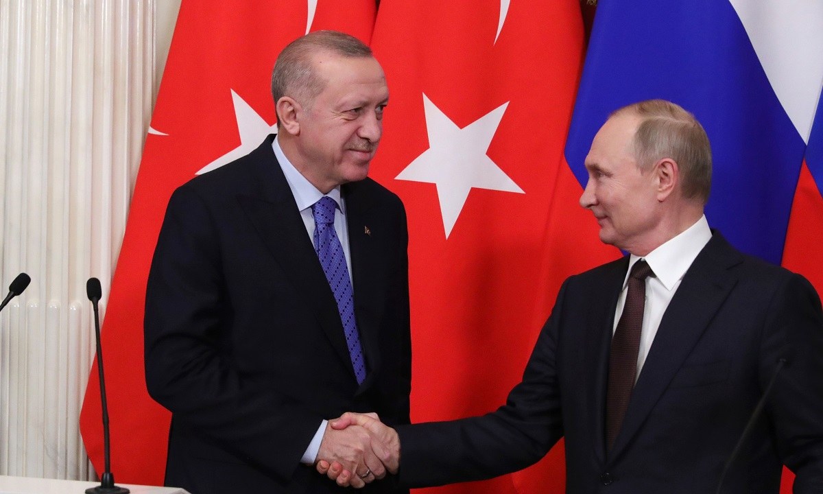 Η αλήθεια είναι πως η Τουρκία βρίσκεται σε μια αρκετή δύσκολη γεωπολιτική θέση, με τον Ερντογάν να παίζει το ρόλο του  «ειρηνοποιού».
