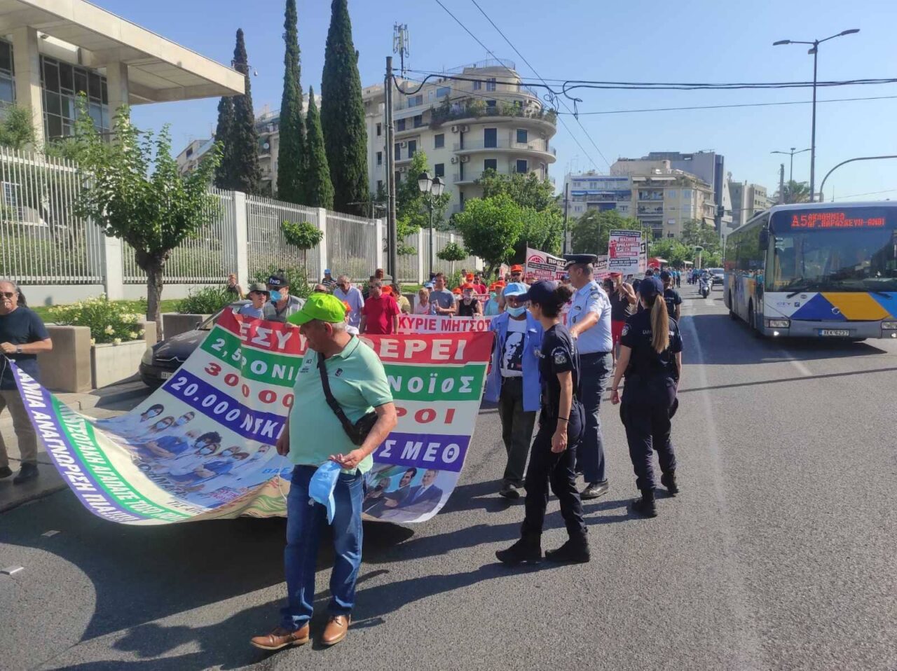 Πορεία της ΠΟΕΔΗΝ κατά της υποχρεωτικότητας του εμβολιασμού