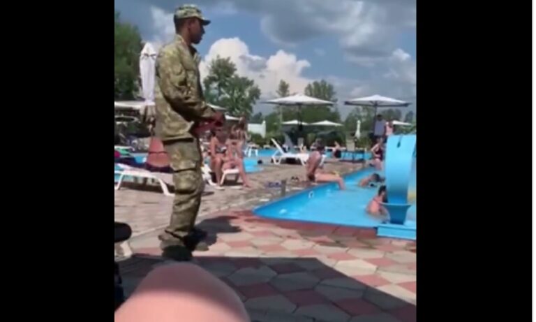 Η Ουκρανία αναζητά άνδρες για να στελεχώσει τον στρατό της σε κάθε πιθανό και απίθανο μέρος, ακόμη και σε πισίνες!