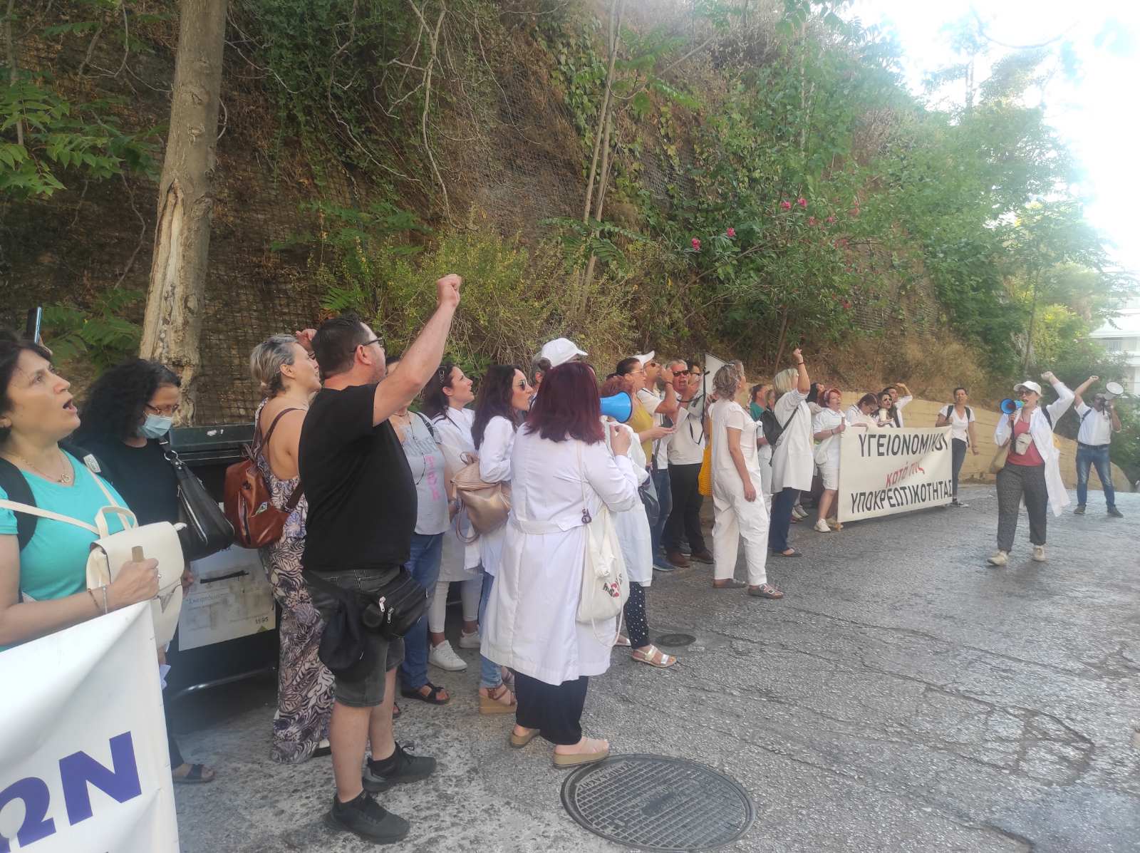 Υγειονομικοί υπάλληλοι, σε αναστολή, προσπάθησαν να διαμαρτυρηθούν έξω από το σπίτι του Πρωθυπουργού και κατέληξαν στην ΓΑΔΑ!