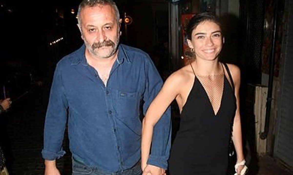 Τουρκία: Η γνωστή πανέμορφη ηθοποιός, Hazar Ergüçlü, έβαλε το εντυπωσιακό μπικίνι της και «μαγνήτισε» τα βλέμματα των Τούρκων.