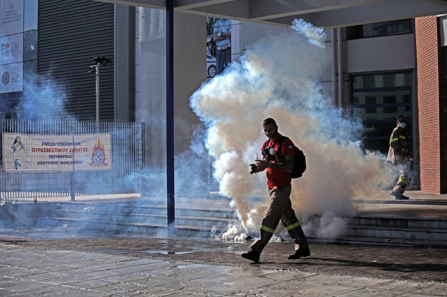 Φωτιά στην Πεντέλη: Όταν η κυβέρνηση πέταγε δακρυγόνα και έβρεχε με την αύρα τους εποχικούς πυροσβέστες