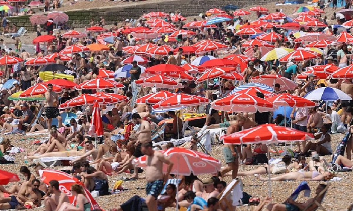 Καιρός: «Συναγερμός» στην Βρετανία για την πιο ζεστή μέρα της ιστορίας – Έκκληση να μείνει σπίτι ο κόσμος