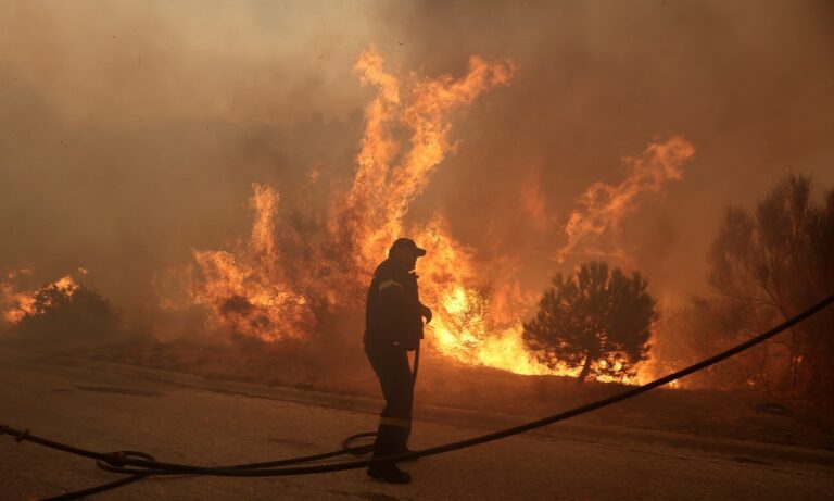 Φωτιά στην Πεντέλη: Οργή στο Twitter για τις τραγικές ελλείψεις στην πυροσβεστική