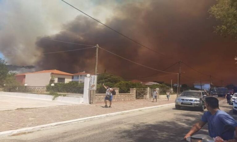 Ακόμα δεν έχει σταματήσει να καίγεται η Λέσβος και η κυβέρνηση σπεύδει να τάξει αποζημιώσεις