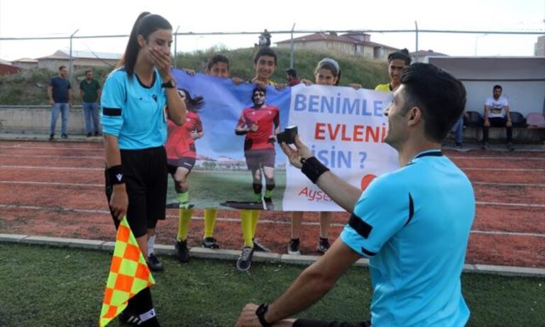 Σπάνια στιγμή σε αγώνα ποδοσφαίρου στην Τουρκία καθώς ένας διαιτητής έκανε πρόταση γάμου σε γυναίκα επόπτη την ώρα του ματς!