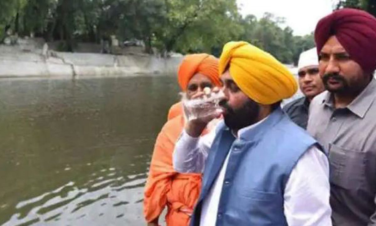 Επικεφαλής επαρχίας στην Ινδία δεν δίστασε να πιει νερό από μολυσμένο ποτάμι για να αποδείξει το αντίθετο και εν τέλει πήγε νοσοκομείο.