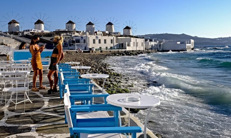 Μύκονος: Παρέλαση από σφιχτά ντεκολτέ στα σοκάκια