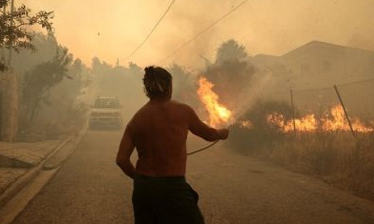Φωτιά στην Πεντέλη: Σπίτια απειλούνται και για ακόμα μια χρονιά οι υπαίτιοι αγνοούνται