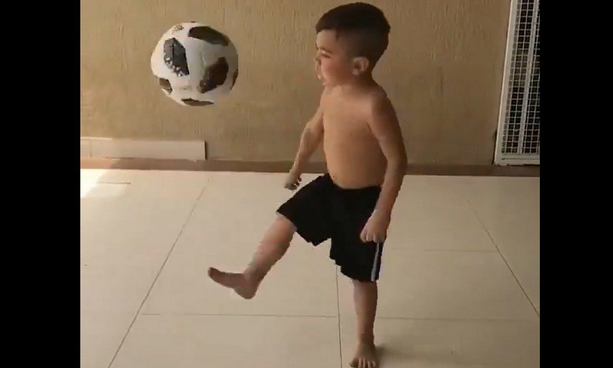 Viral: Πιτσιρικάς από τη Βραζιλία κάνει ρεκόρ στα τσαλιμάκια - Δείτε το απίθανο βίντεο!