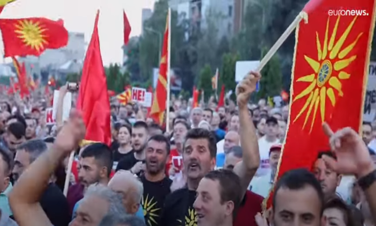Αδιάφορα σφυρίζει η ελληνική κυβέρνηση για τον αλυτρωτισμό - Γέμισε με σημαίες του «Ήλιου της Βεργίνας» η συγκέντρωση διαμαρτυρίας των Σκοπιανών.