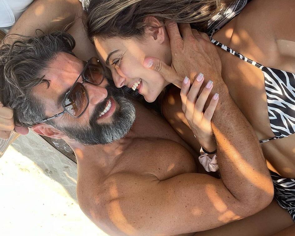 Μαρτίκας - Βρισηίδα: Τα καυτά φιλιά ανάμεσα στους δύο πρώην παίκτες του Survivor, σε παραλία της Χαλκιδικής, επιβεβαιώνουν τον έρωτα που ζουν