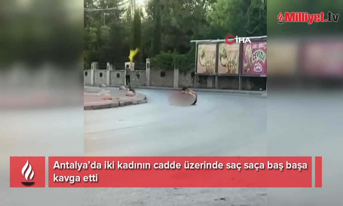 Νεαρές Τουρκάλες πλακώθηκαν στο ξύλο στη μέση του δρόμου – Προσοχή σκληρές εικόνες (vid)