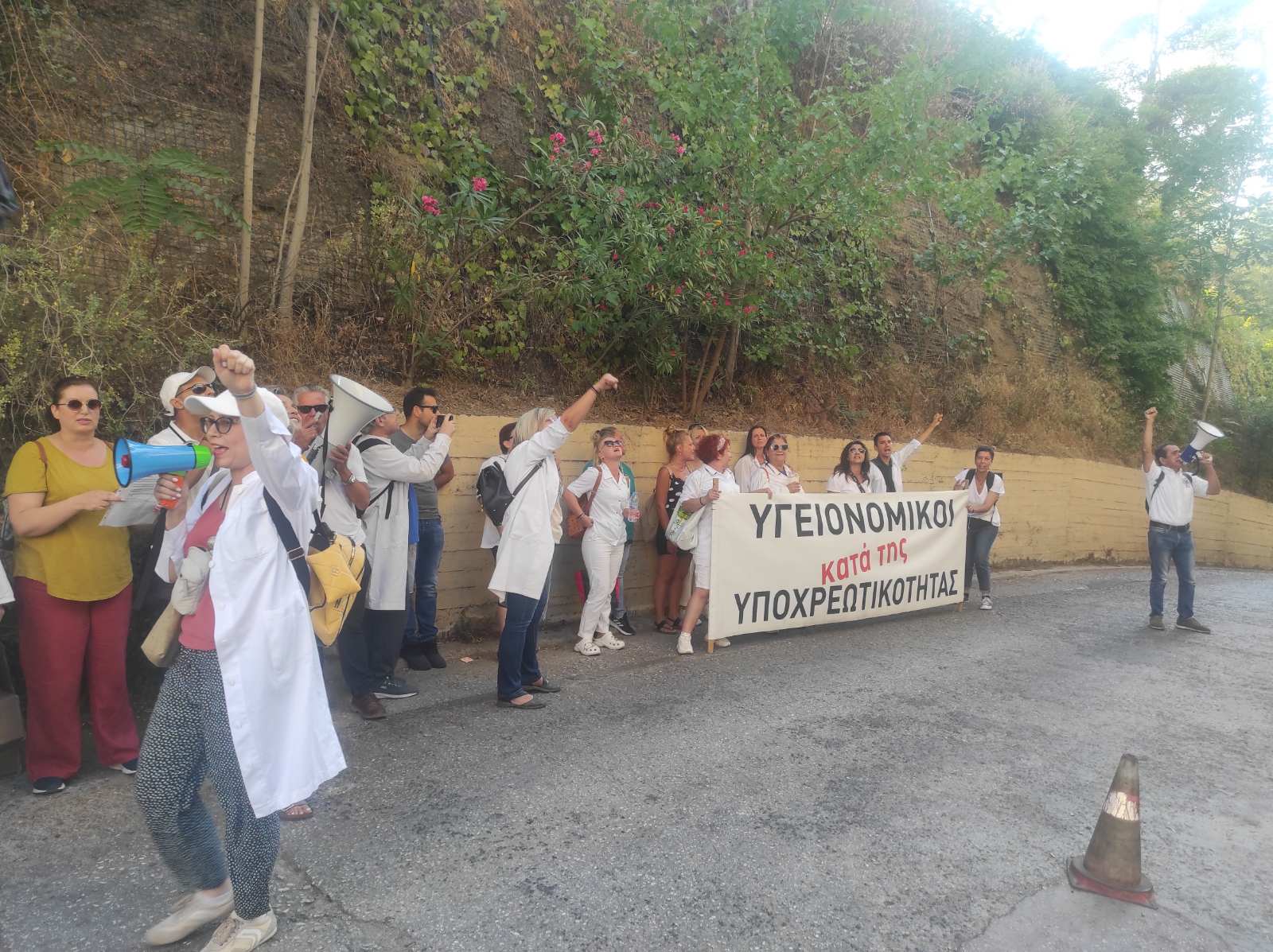 Υγειονομικοί υπάλληλοι, σε αναστολή, προσπάθησαν να διαμαρτυρηθούν έξω από το σπίτι του Πρωθυπουργού και κατέληξαν στην ΓΑΔΑ!