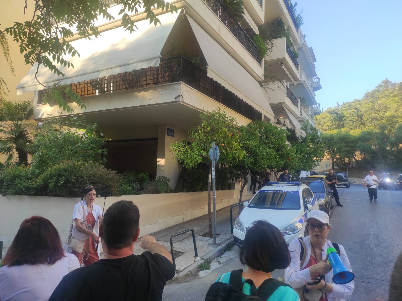 Υγειονομικοί υπάλληλοι, σε αναστολή, προσπάθησαν να διαμαρτυρηθούν έξω από το σπίτι του Πρωθυπουργού και κατέληξαν στην ΓΑΔΑ!