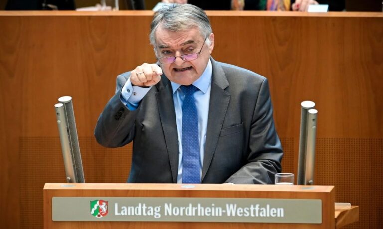 Γερμανός ΥΠΕΣ: «Εχθροί του κράτους όσοι διαμαρτύρονται για τις αυξήσεις – Είναι αντιεμβολιαστές»!