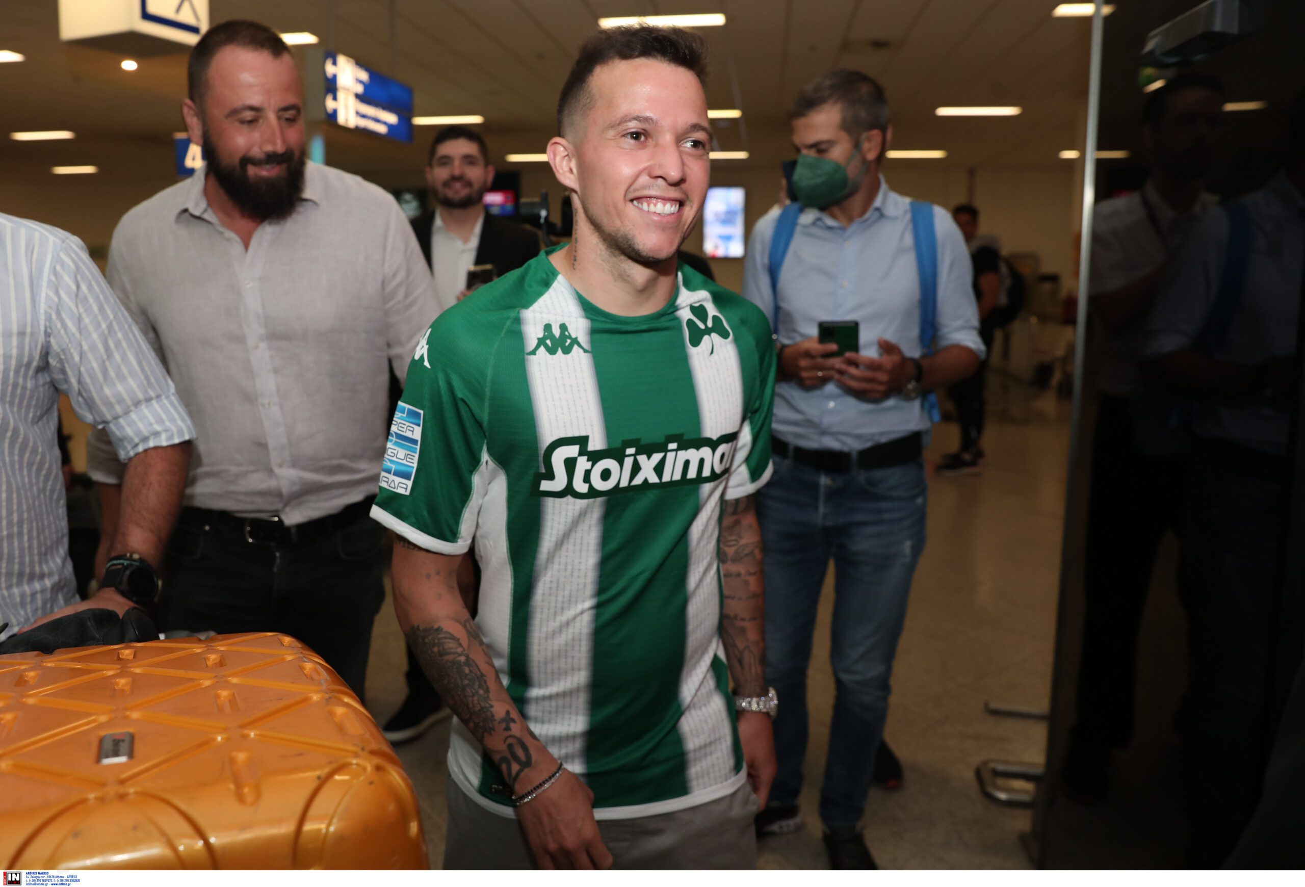 Παναθηναϊκός: Ο Μπερνάρντ στην Αθήνα - Η φωτογραφία με τη φανέλα του τριφυλλιού