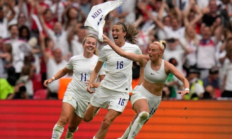 Euro γυναικών: Τρέλανε τους άνδρες θεατές η ξανθιά Αγγλίδα που το κάρφωσε και έβγαλε την μπλούζα