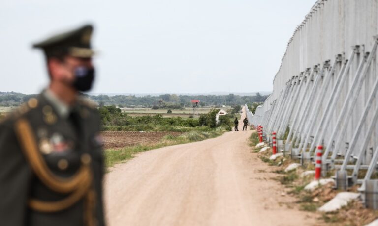 «Σφραγίζεται» µε φράχτη 215 χιλιομέτρων όλος ο Έβρος, μετά την συνεχιζόμενη προσπάθεια της Τουρκίας να «γεμίσει» την Ελλάδα με μετανάστες.