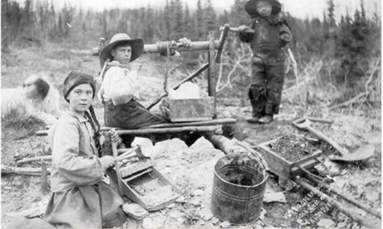 Γκρέτα Τούνμπεργκ: Λένε πως υπάρχει φωτογραφία που αποδεικνύει πως ζούσε πριν από 120 χρόνια – Γιατί ήρθε πάλι