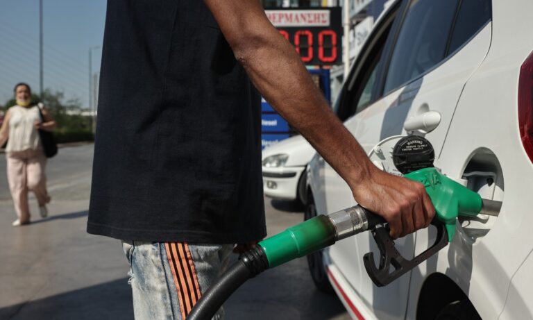 Fuel Pass 3: Προσπαθεί να γυρίσει της ακρίβειας το χαρτί με επιδόματα η Κυβέρνηση – Vouchers για βενζίνη και θέρμανση