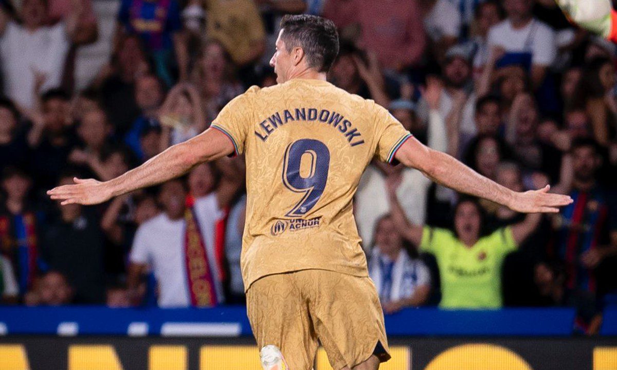 La Liga: Τα δύο πρώτα του γκολ με τη φανέλα της Μπαρτσελόνα πανηγύρισε ο Ρόμπερτ Λεβαντόφσκι, στο 4-1 επί της Ρεάλ Σοσιεδάδ.