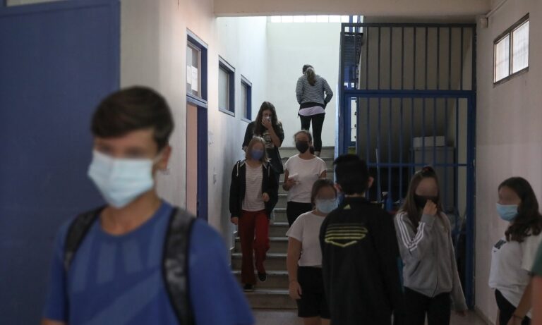 Σχολεία: Έτσι θα ανοίξουν – Τι θα γίνει με μάσκες και εμβόλια