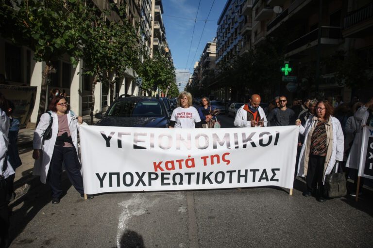 Ένας χρόνος από την απόφαση της κυβέρνησης να οδηγήσει στην εξαθλίωση τους ανεμβολίαστους υγειονομικούς