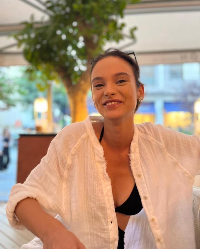 Πανέμορφη Τουρκάλα ξεκούμπωσε το πουκάμισο και παραμιλάνε