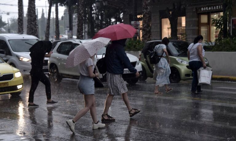 Χαλάει και πάλι ο καιρός, καθώς την Παρασκευή (12/8/2022) θα έχουμε βροχές και καταιγίδες σε αρκετές περιοχές της Ελλάδας.